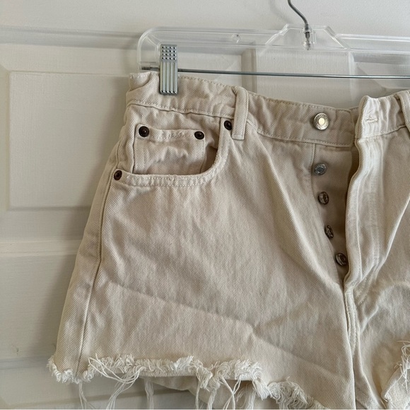 Zara High Rise Distressed Relaxed Denim Shorts Cream Size 6 - Picture 3 of 6